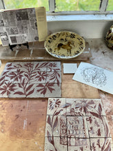 Load image into Gallery viewer, Horse And Flower Platter