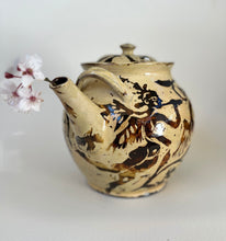 Load image into Gallery viewer, Many pint teapot