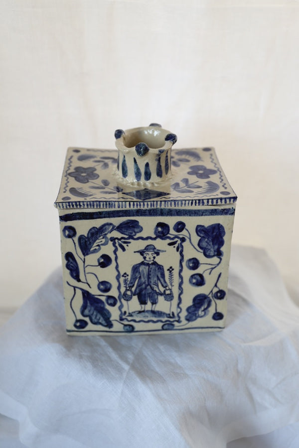 Lady and Gentleman with baskets (vase)