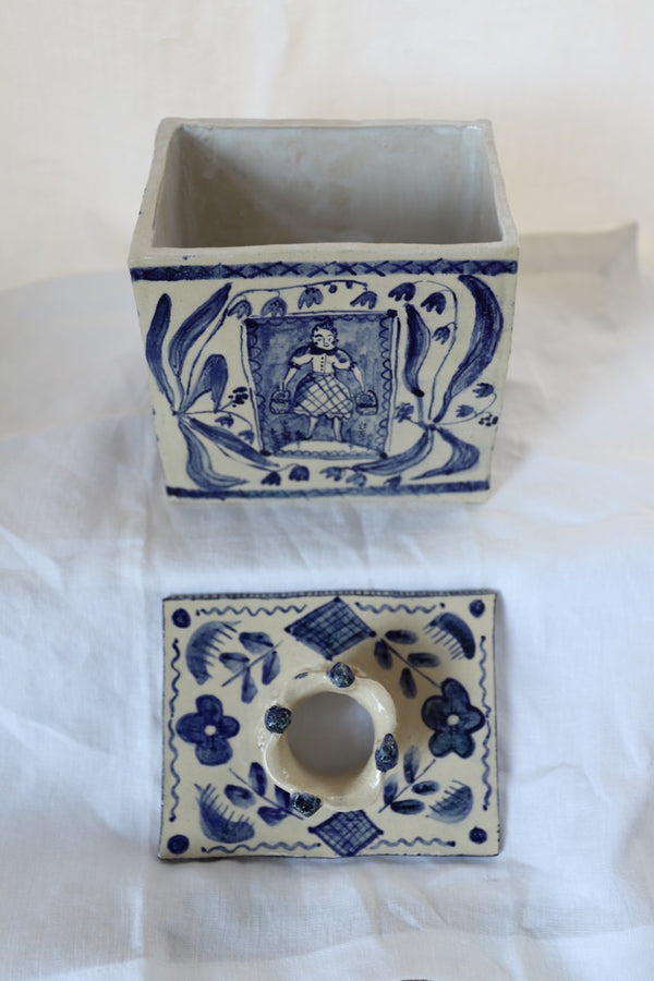 Lady and Gentleman with baskets (vase)