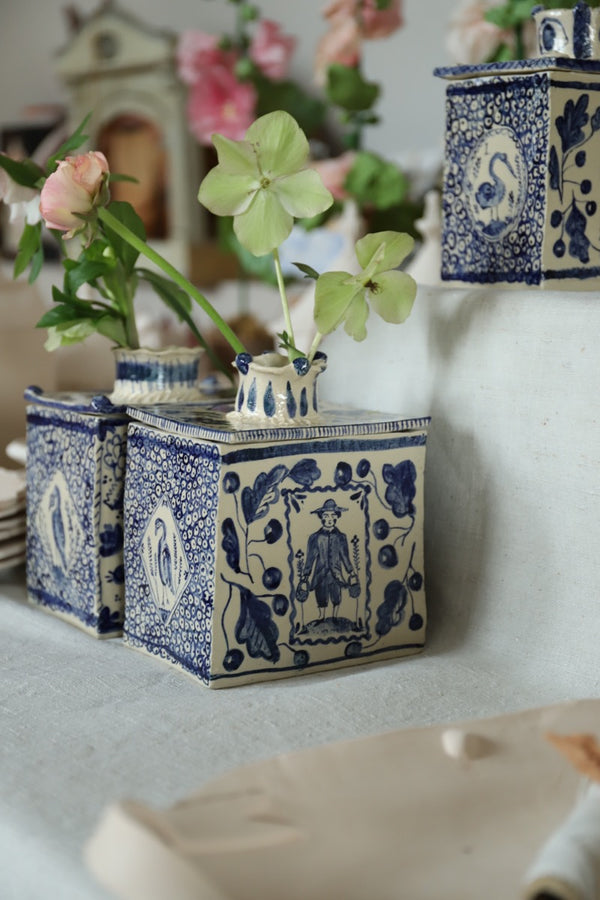 Lady and Gentleman with baskets (vase)