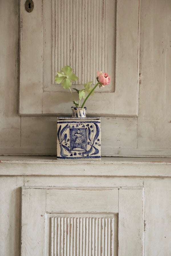 Lady and Gentleman with baskets (vase)