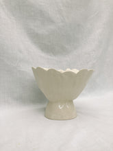 Load image into Gallery viewer, Scalloped Vase